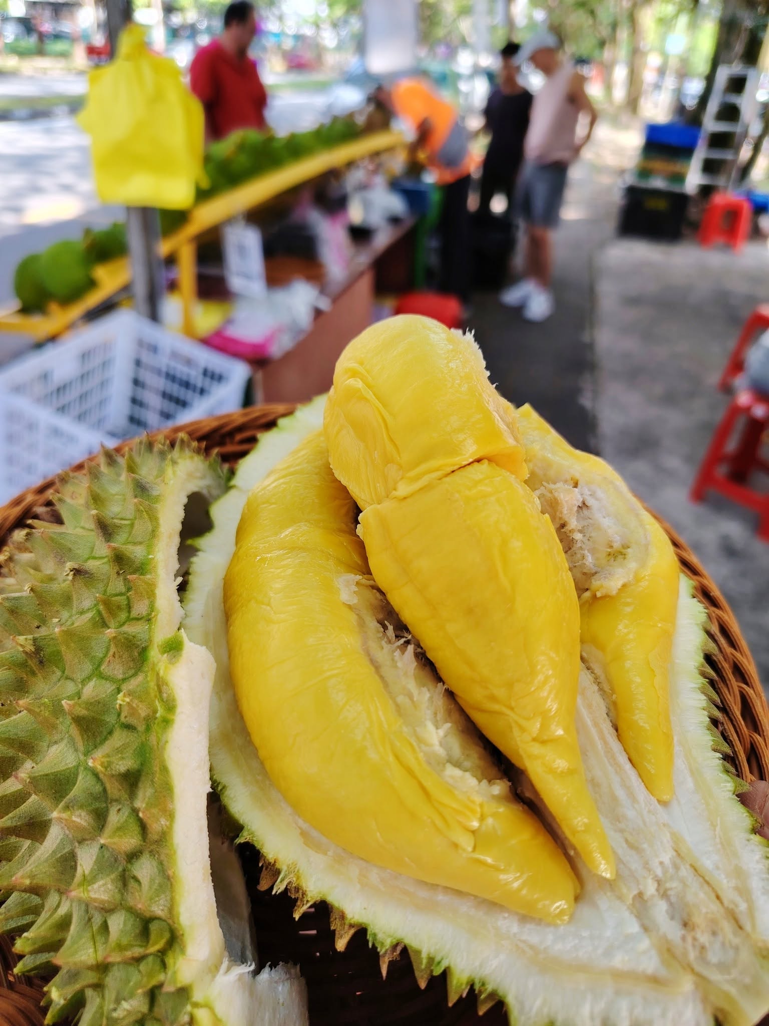 新鲜剥开的榴莲果肉